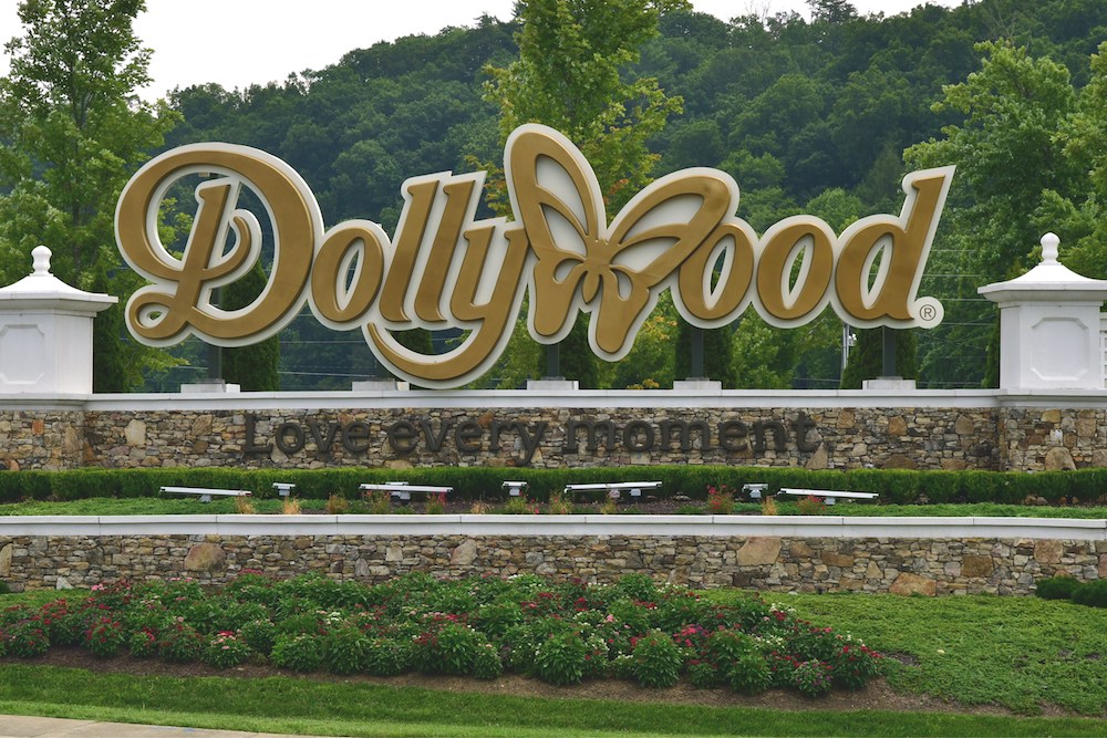 Dollywood-entrance-sign-1
